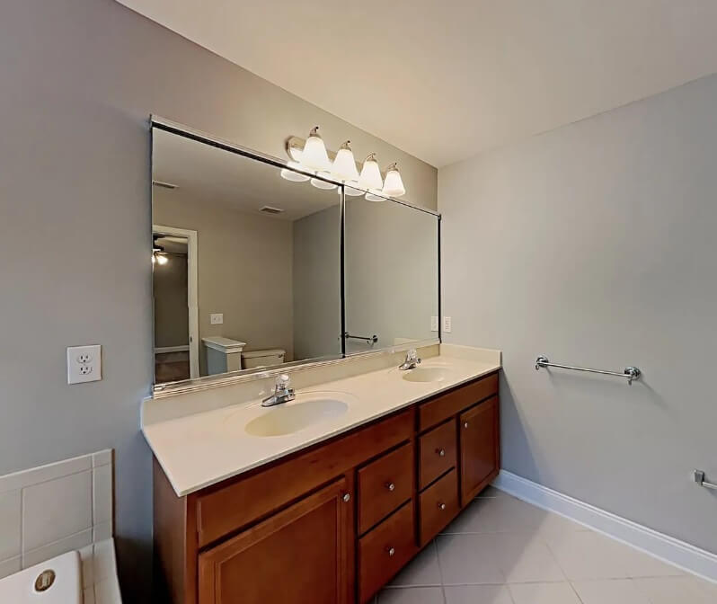 Photo of 11208 Presidio Drive's master bathroom.